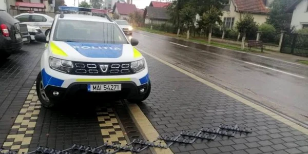 dispozitiv metalic de oprire a masinii de contrabanda 