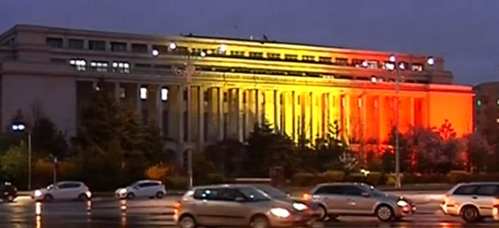
    Palatul Victoria a fost colorat în culorile BelgieiFoto: captură Antena 3  