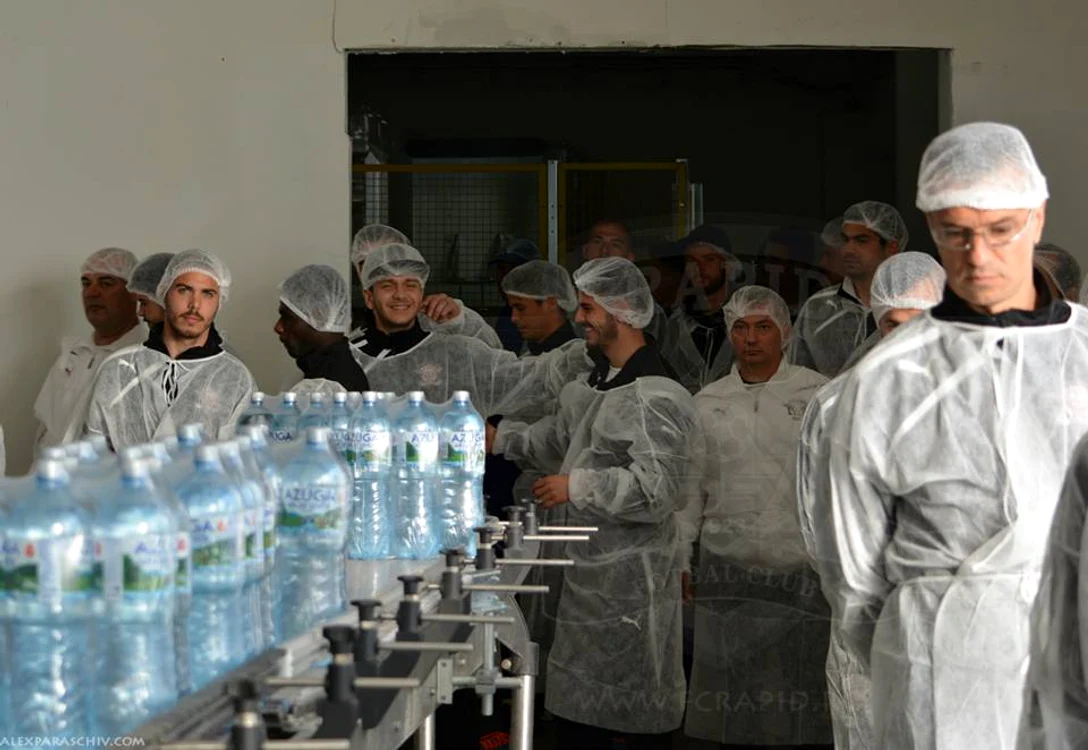 
    Pancu şi compania au văzut cu ochii lor cum e munca pe banda de producţieSursa foto: www.fcrapid.ro  