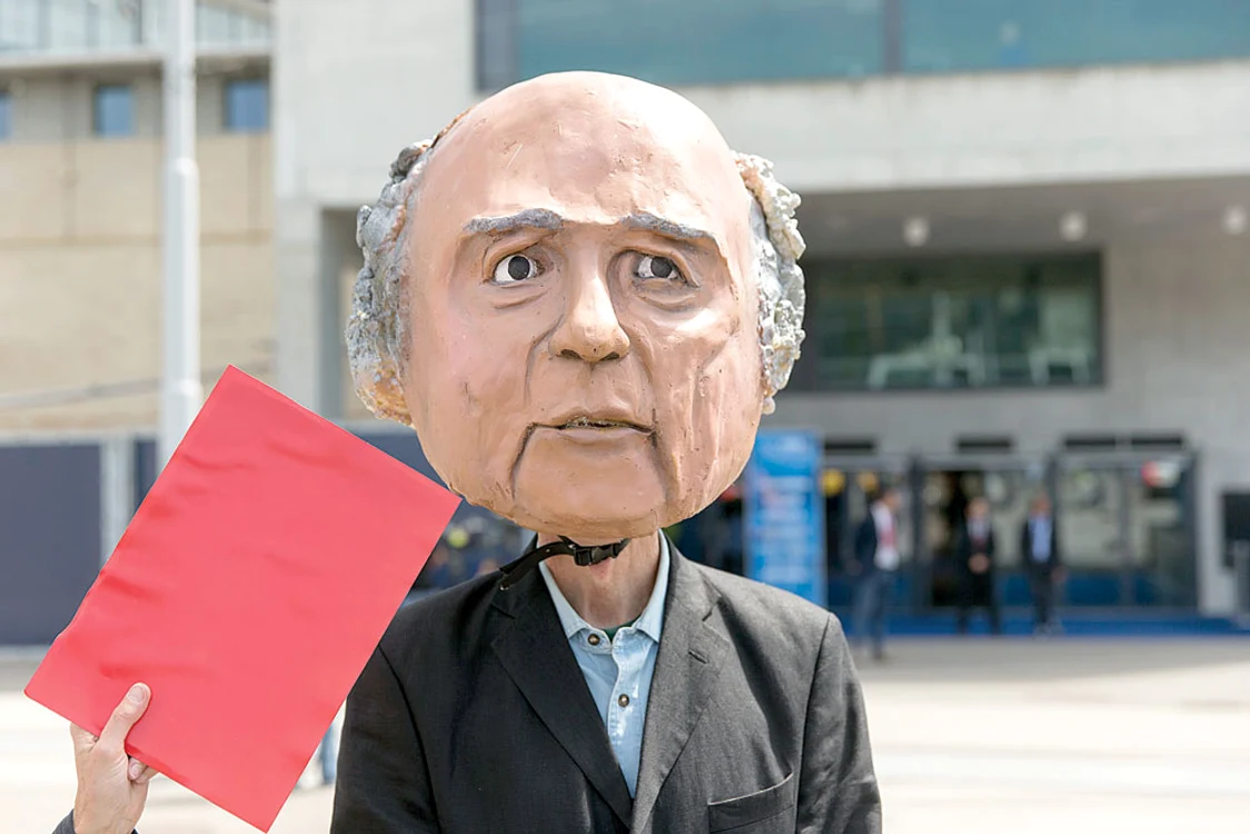 
    În faţa sălii unde s-a disputat Congresul FIFA a avut loc o manifestaţie a opozanţilor lui Sepp BlatterFoto: Guliver/GettyImages  