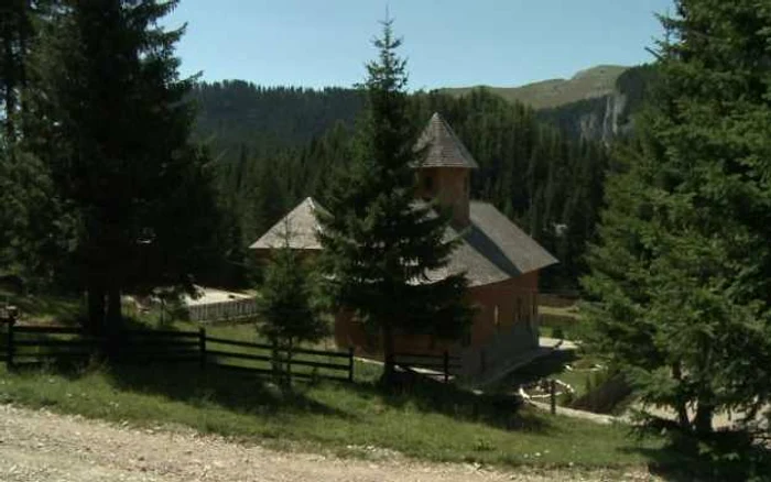 Poliţiştii l-au prins pe bărbatul în vârstă de 35 de ani, fost călugăr la acea mânăstire