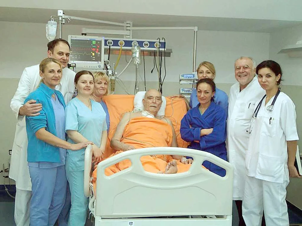
    Actorul Mircea Albulescu s-a pozat  cu echipa de medici de la TimișoaraFoto: Facebook/Mihai Gafencu  