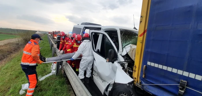 Microbuzul a intrat în spatele unui camion. Foto: ISU Alba