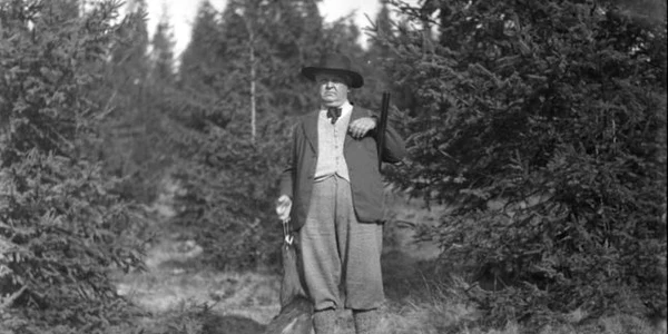 Imagini de arhivă - Mihail Sadoveanu Sadoveanu cu gotcanul vânat în Pârâu Lacului 1936 Foto clubulvanatorilor ro