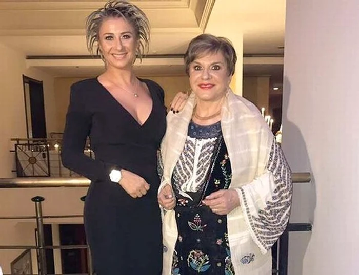 
    Anamaria Prodan vorbește cu poza mamei sale Foto: Arhivă personală  