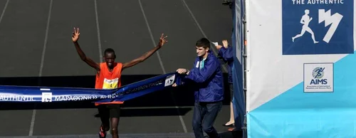 Kenianul Brimin Kipkorir Misoi trece primul linia de sosire la al 36-lea marathon Atena Classic pe stadionul Panathenaic din Atena Grecia FOTO EPA-EFE / Simela Pantzartzi