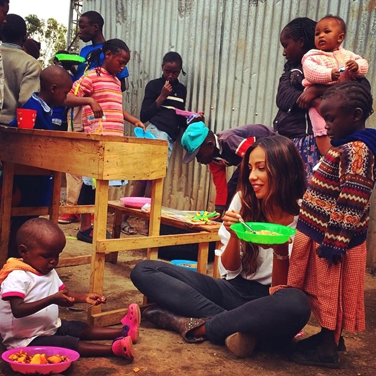 
    Mădălina a adoptat, recent, un băieţel din Haiti  