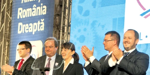 Liderii de dreapta pozează într-o echipă unită, dar încă nu s-au înţeles asupra candidaturilor