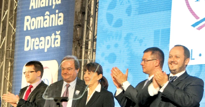 Liderii de dreapta pozează într-o echipă unită,  dar încă nu s-au înţeles asupra candidaturilor