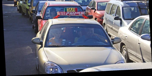 Şoferii au aşteptat minute în şir să treacă de intersecţia de la Universitate