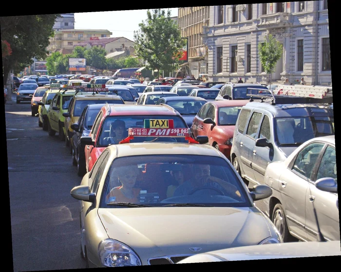 Şoferii au aşteptat minute în şir să treacă de intersecţia de la Universitate