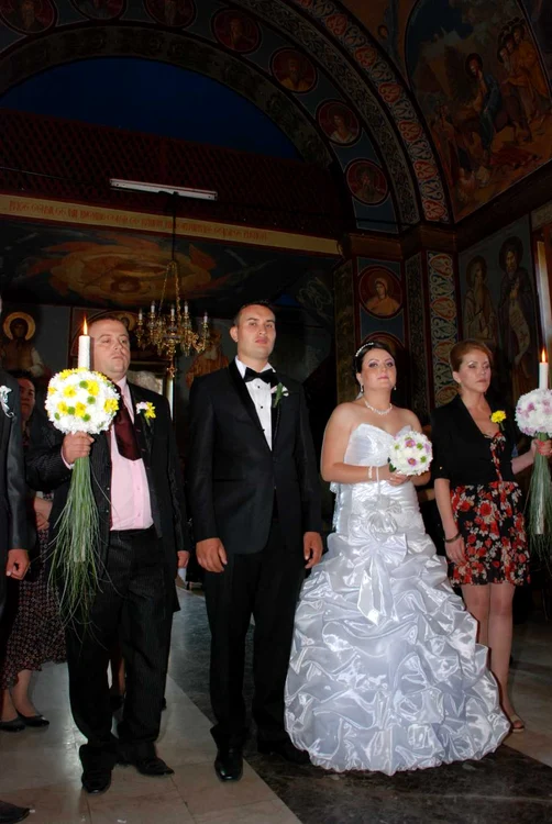Nicolae şi Irina alături de naşi