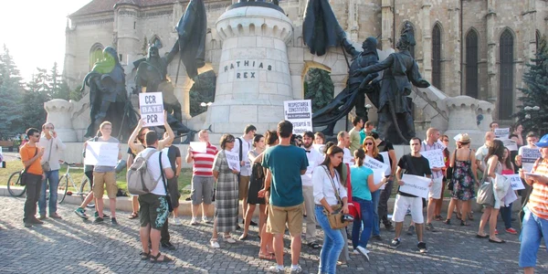 Circa 100 de clujeni s-au adunat în Piața Unirii