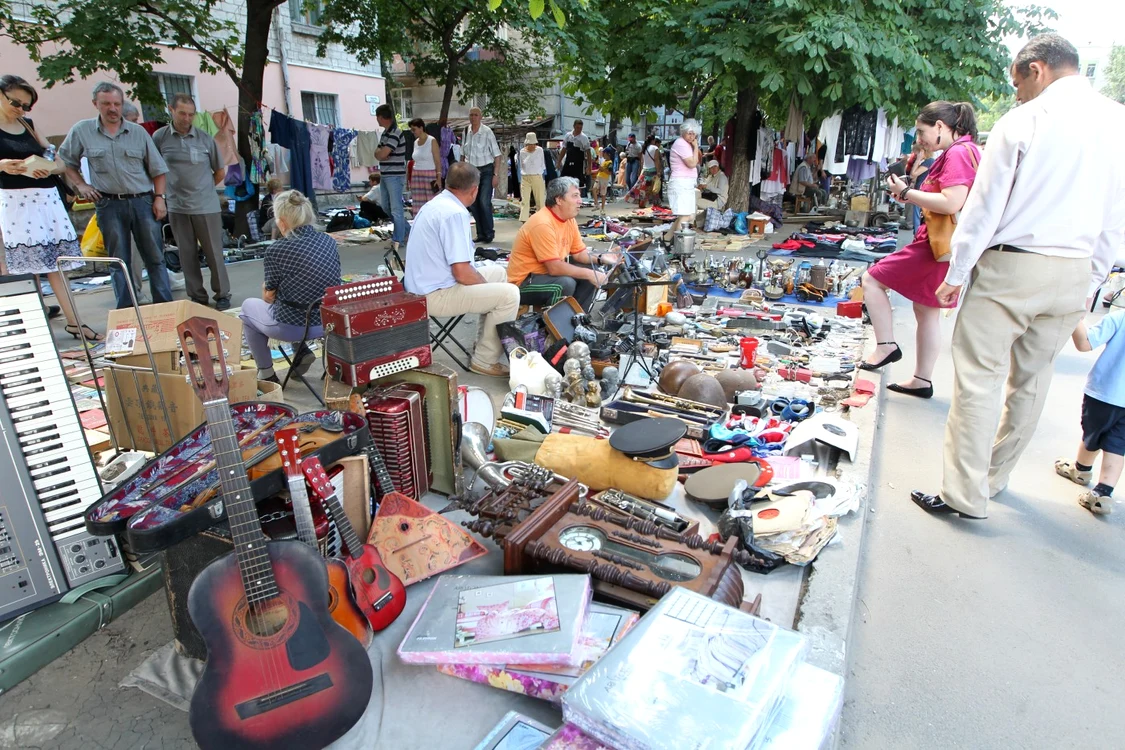La piaţa de lângă Gara Chişinău pot fi găsite instrumente muzicale, haine la mâna a doua, cărţi vechi şi alte lucruri FOTO Tudor Iovu
