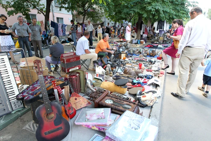 La piaţa de lângă Gara Chişinău pot fi găsite instrumente muzicale, haine la mâna a doua, cărţi vechi şi alte lucruri FOTO Tudor Iovu