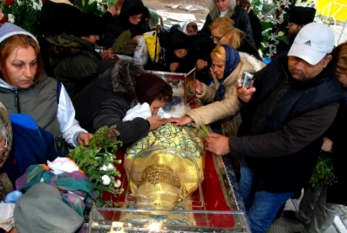 
    Primii pelerini au ajuns deja la racla cu moaștele Sfintei Parascheva  