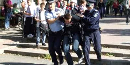 Poliţiştii au înscenat tâlhăria în centrul oraşului pentru a testa vigilenţa pietrenilor