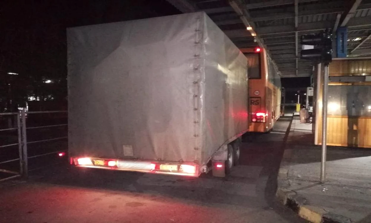 
    Autocarul cu remorcă a fost blocat în vamă pentru că avea numere falseFoto: bzi.ro  
