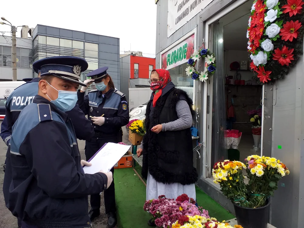 
    Polițiștii au dat amenzi pentru mască în Piața CrângașiFotografii: Poliția Capitalei  