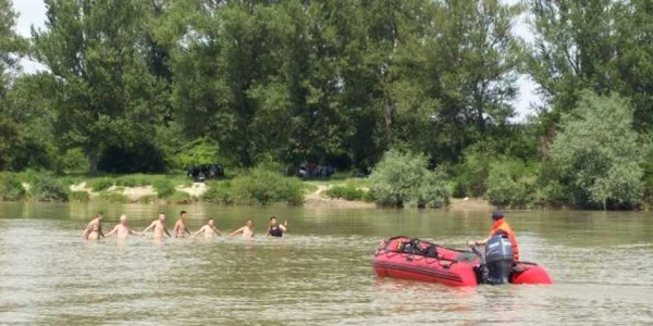 Un tânăr de 17 ani a fost luate de apele Jiului 