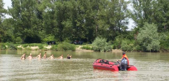 Un tânăr de 17 ani a fost luate de apele Jiului, iar în acest moment este căutat de scandrii