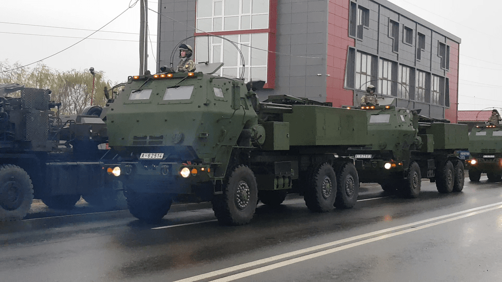 Temutul sistem de rachete HIMARS, în parada de la Buzău. Militarii români și americani au pregătit totul VIDEO