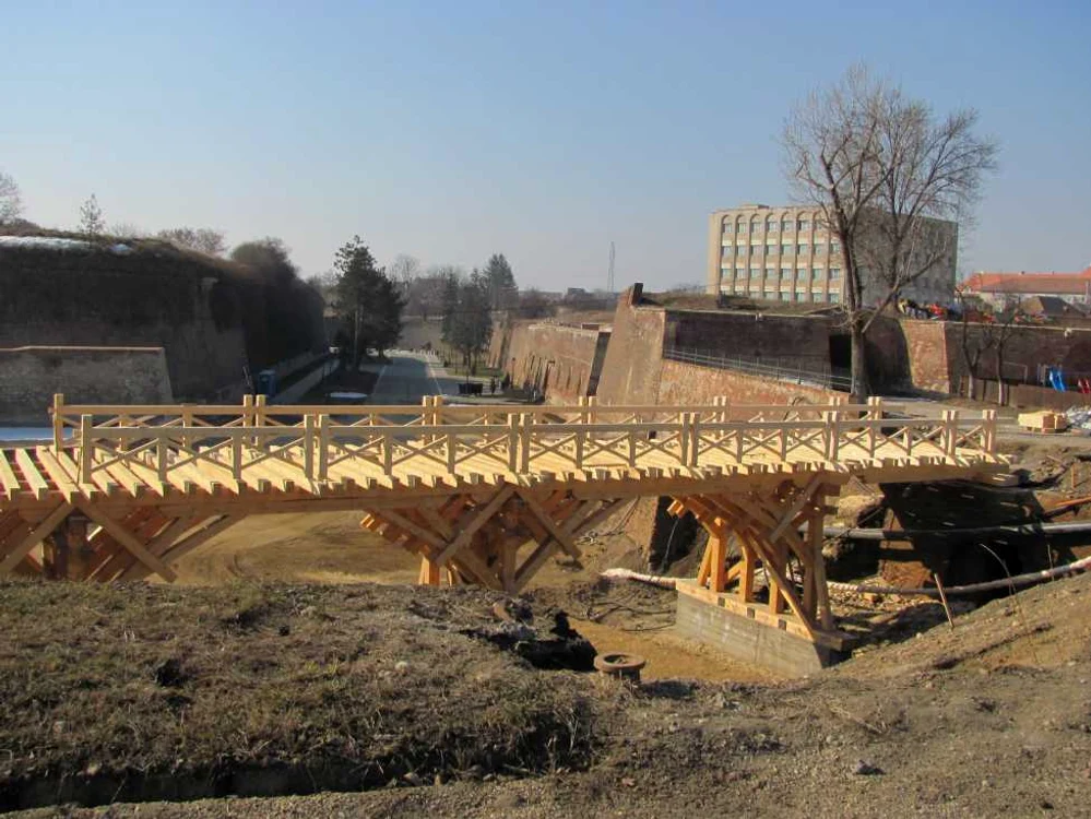 Podurile de lemn sunt în plin proces de construcţie