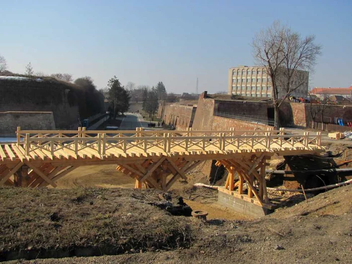 Podurile de lemn sunt în plin proces de construcţie