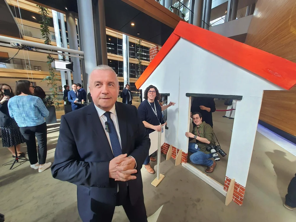 Europarlamentarul Daniel Buda rămâne fără fundalul stângii cu „casa pentru oameni”. FOTO: R.F.