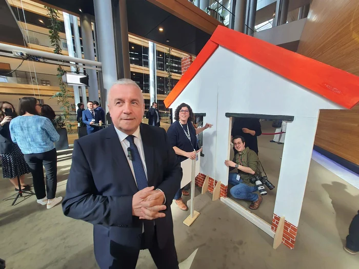 Europarlamentarul Daniel Buda rămâne fără fundalul stângii cu „casa pentru oameni”. FOTO: R.F.
