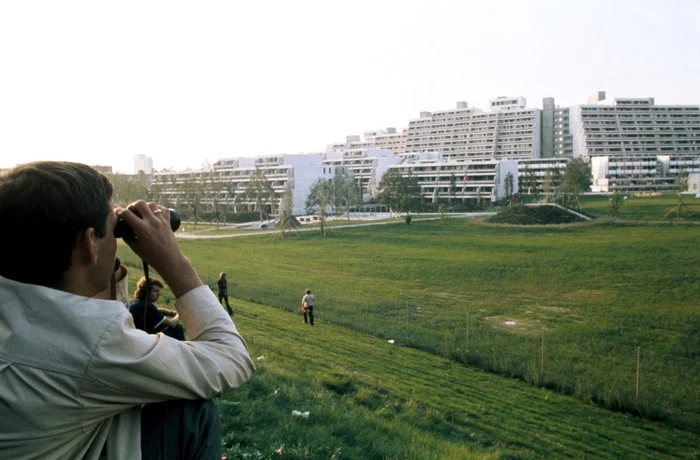 Imagine de arhivă, realizată în 6 septembrie 1972: un bărbat cu binoclu se uită înspre satul olimpic din Munchen în timpul luării ca ostatici a sportivilor israelieni, în timpul Jocurilor Olimpice din 1972, de către organizaţia palestiniană „Septembrie Negru“ Foto AFP