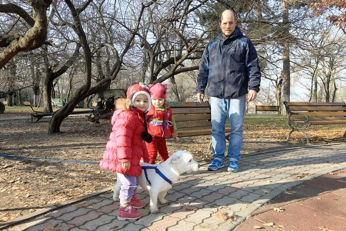 Tudor Georgescu (33 de ani) a profitat ieri de soare şi a ieşit în parc cu fetiţa lui, Teodora Maria, cu prietena ei, Ema dar şi cu căţelul familieiFoto: Roberto Sălceanu