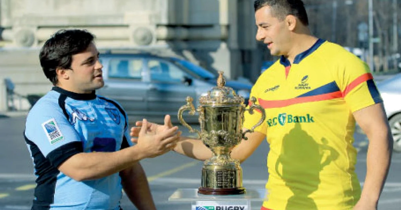 Căpitanii celor două echipe, Sorin Socol (dreapta) şi Carlos Arboleya şi-au strâns mâna lângă trofeul Cupei Mondiale