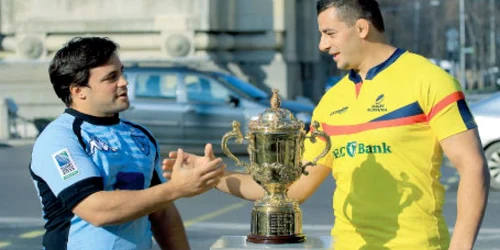 Căpitanii celor două echipe, Sorin Socol (dreapta) şi Carlos Arboleya şi-au strâns mâna lângă trofeul Cupei Mondiale 