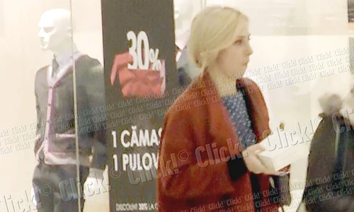 Cu prăjiturile în mână,  Dana şi amica ei şi au  continuat plimbarea  prin  mall (fotografii: blitz) jpeg
