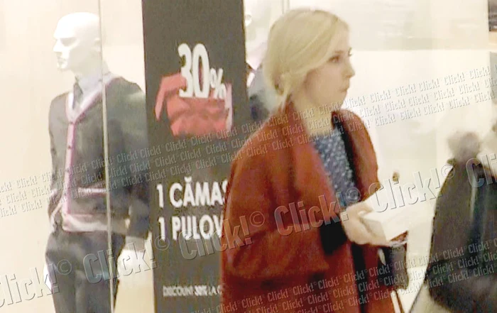 Cu prăjiturile în mână, Dana şi amica ei şi-au continuat plimbarea prin mall (fotografii: blitz)