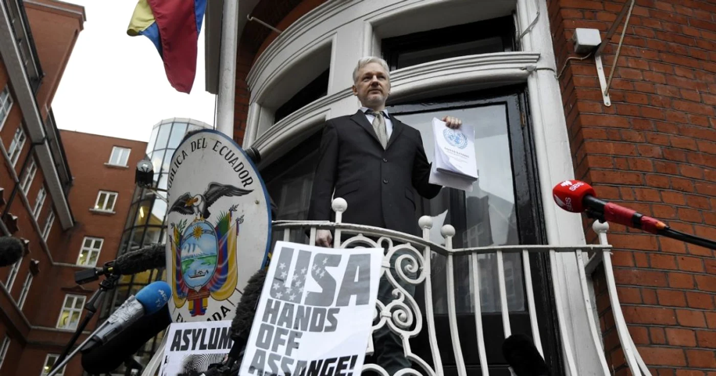 Julian Assange, vorbind cu presa din balconul Ambasadei Ecuadorului la Londra, în februarie 2016. FOTO EPA