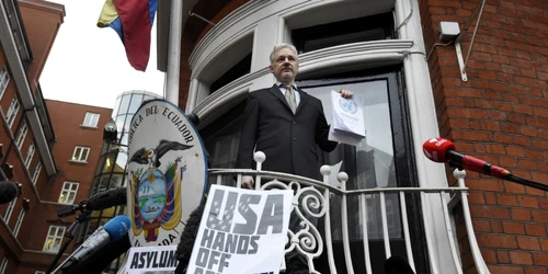 julian assange balcon ambasada ecuador londra februarie 2016 foto epa