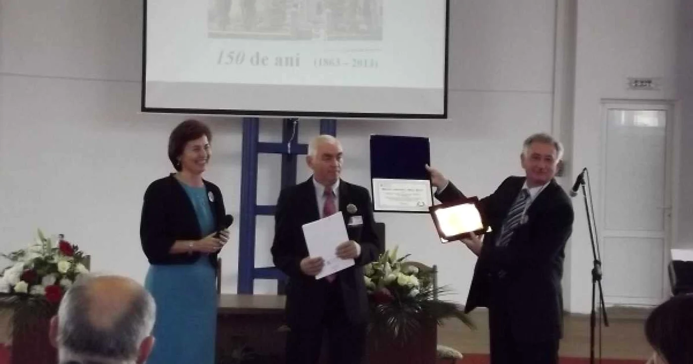 Placheta comemorativă dăruită de ministrul Remus Pricopie FOTO: Radu Sîrbu