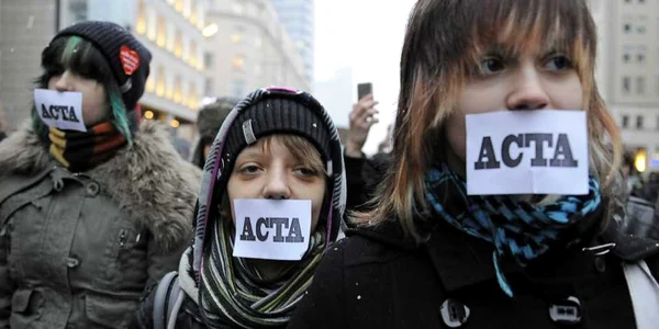 La începutul acestui an, zeci de mii de oameni au protestat față de ACTA 