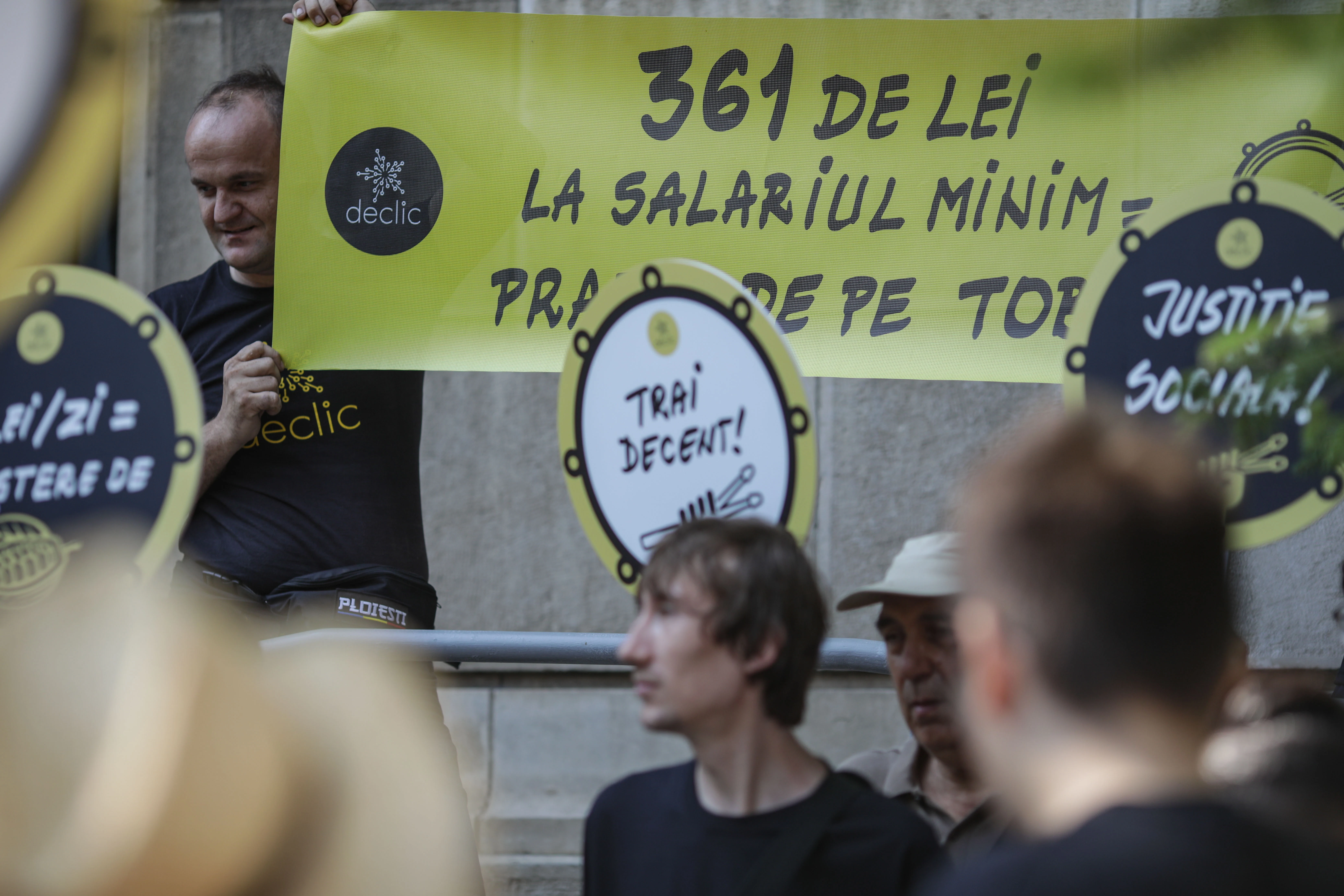 Un profesor de economie demontează mitul majorării salariului minim: „O să avem oameni care vor fi lăsați pe străzi”