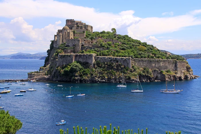 Castello Aragonese, unul dintre cele mai cunoscute simboluri ale insulei / foto: Pixabay