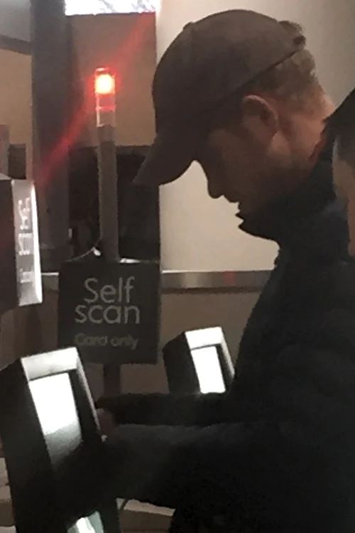 Prințul Harry a încercat să treacă neobservat la supermarketul din apropierea apartamentului său