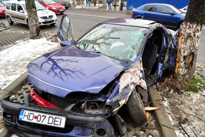 Autoturismul Opel a fost distrus în urma accidentului.