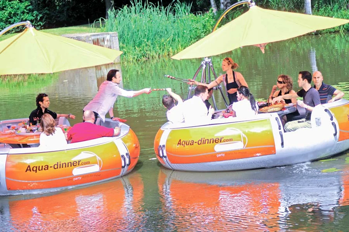 
    Pentru amatorii de senzaţii  tari, bucătarii pot schimba  impresii despre mâncare  chiar în mijlocul lacului (Fotografii: Guliver/Rex features)  