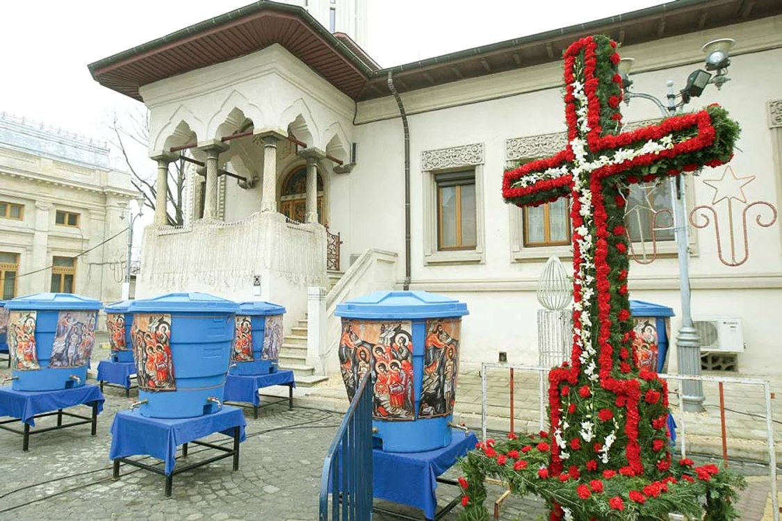 Butoaiele, dar şi crucea împodobită cu flori, au fost scoase în curtea Patriarhiei din Ajunul Bobotezei