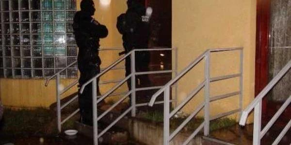 Poliţiştii au descins într-o garsonieră în care se făceau filme porno cu minori 4