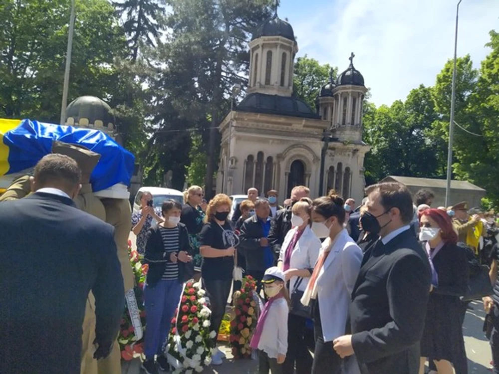 
    Ioana Dichiseanu, consolată de soțul ei, Adrian Artenefoto: BLITZ / CLICK!  