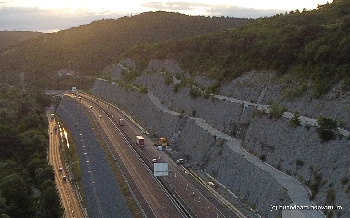 Autostrada Lugoj Deva, dealul liliecilor din nou în șantier Foto Daniel Guță ADEVĂRUL (5) JPG