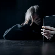 Depresie - telefon - inteligenta artificiala - chat gbt - tanara - retele socializare - FOTO Shutterstock